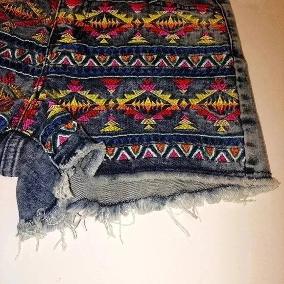 Fashion Express Embroidered Aztec print western acid wash shorts Size Large - Picture 3 of 7